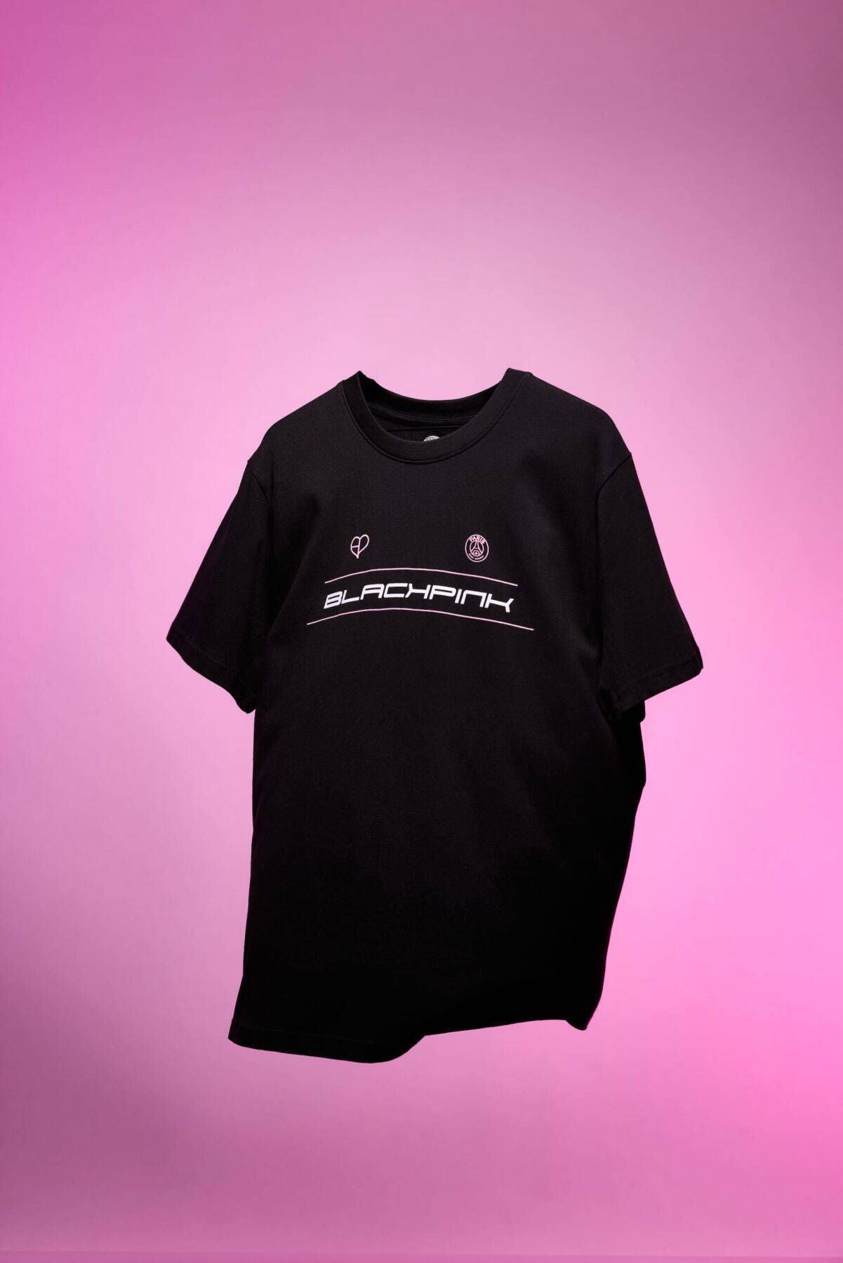 BLACKPINKがパリ・サンジェルマンとの限定カプセルコレクションをアジアツアーに向けて発売