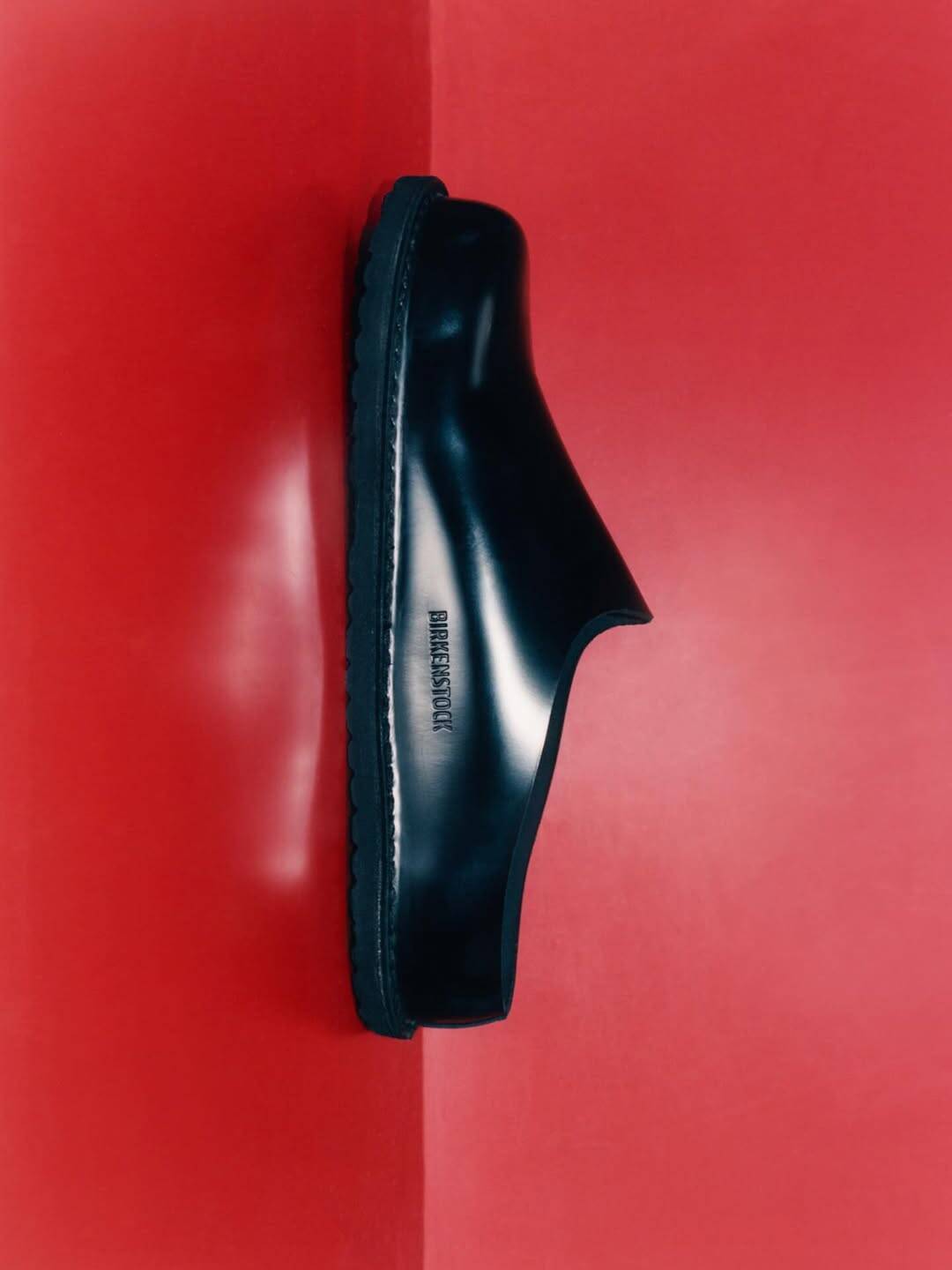 〈BIRKENSTOCK〉とオーストラリア発の〈Song for the Mute〉によるコラボフットウェアが発売
