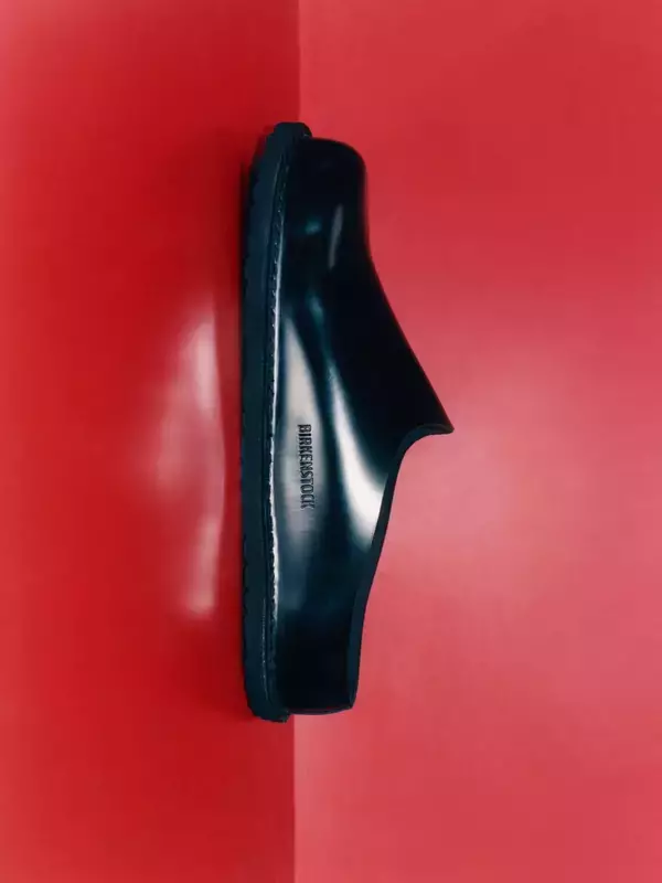 「〈BIRKENSTOCK〉とオーストラリア発の〈Song for the Mute〉によるコラボフットウェアが発売」の画像