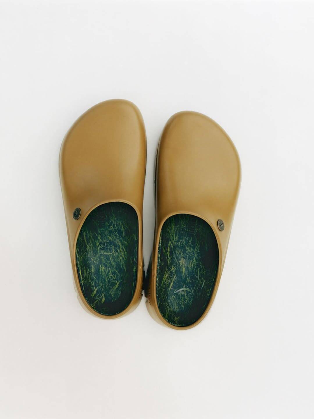 〈BIRKENSTOCK〉とオーストラリア発の〈Song for the Mute〉によるコラボフットウェアが発売