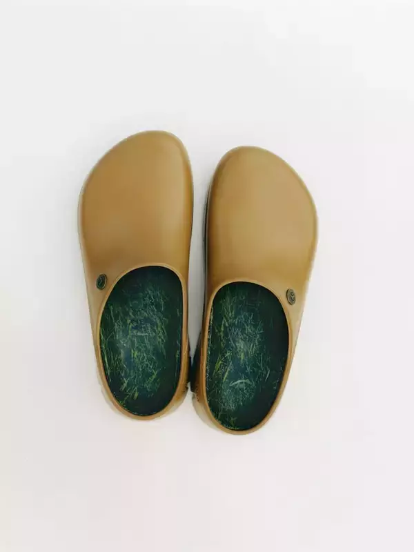 「〈BIRKENSTOCK〉とオーストラリア発の〈Song for the Mute〉によるコラボフットウェアが発売」の画像