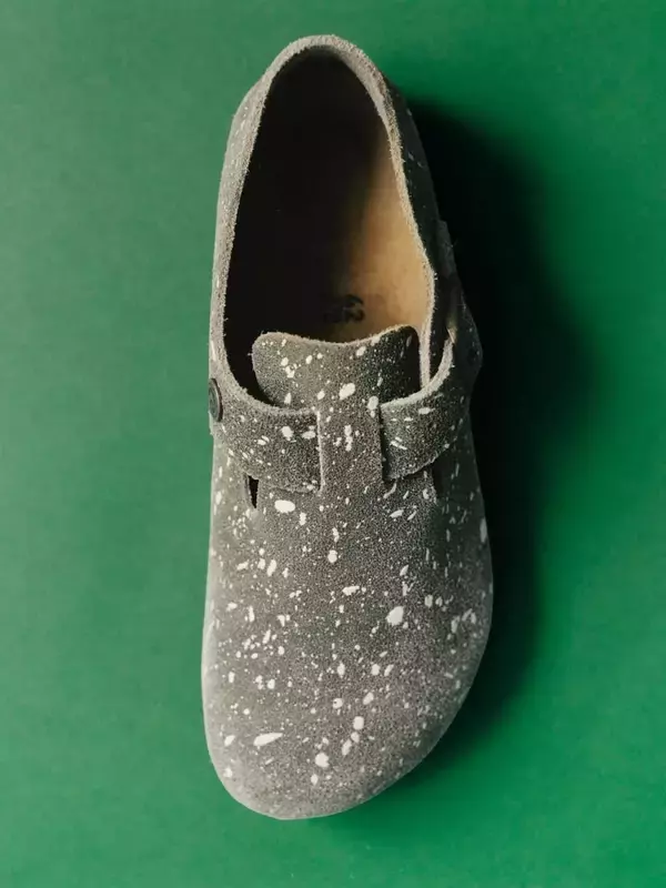 「〈BIRKENSTOCK〉とオーストラリア発の〈Song for the Mute〉によるコラボフットウェアが発売」の画像