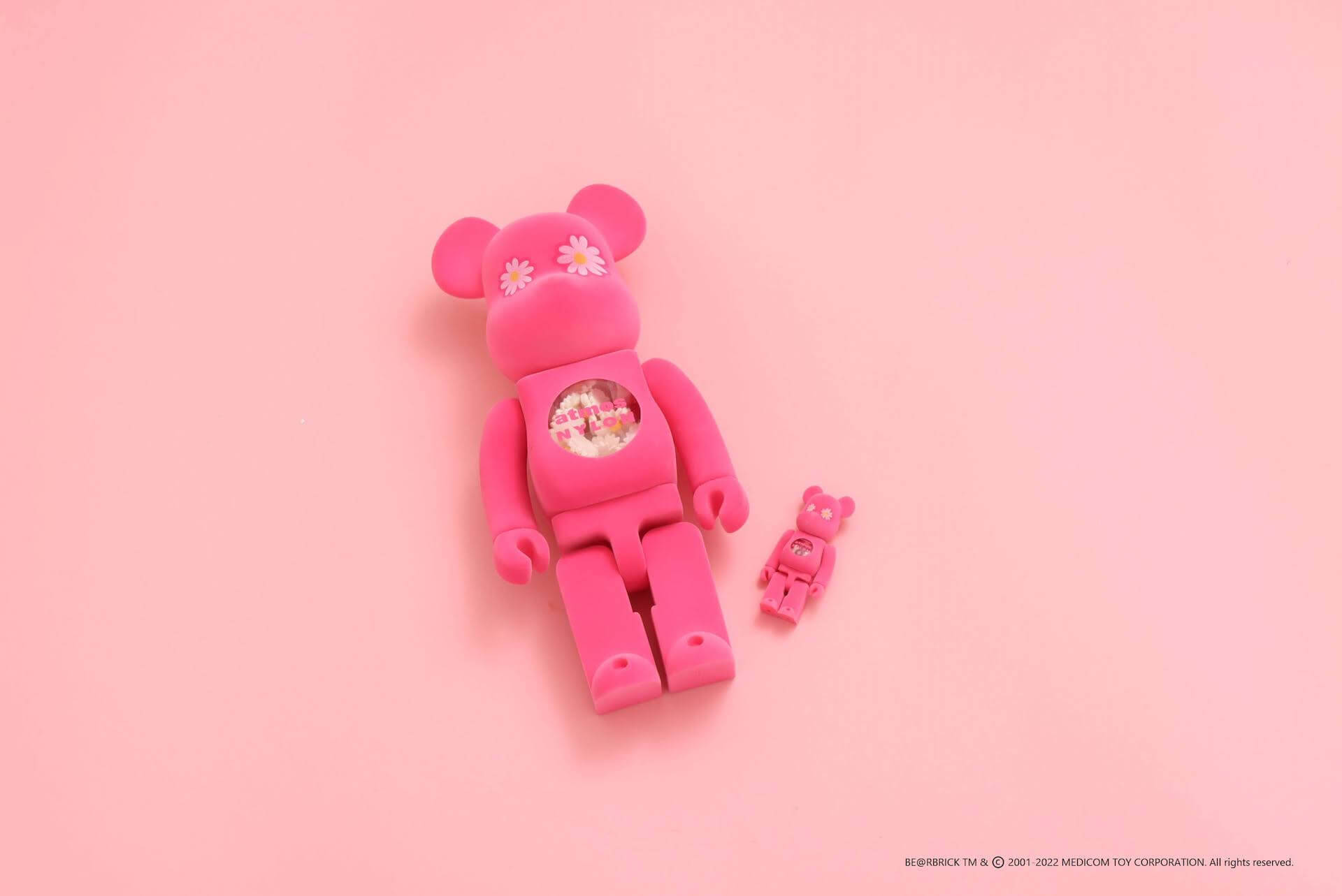 atmos pinkと雑誌NYLONがコラボしたピンクのベアブリックが発売 