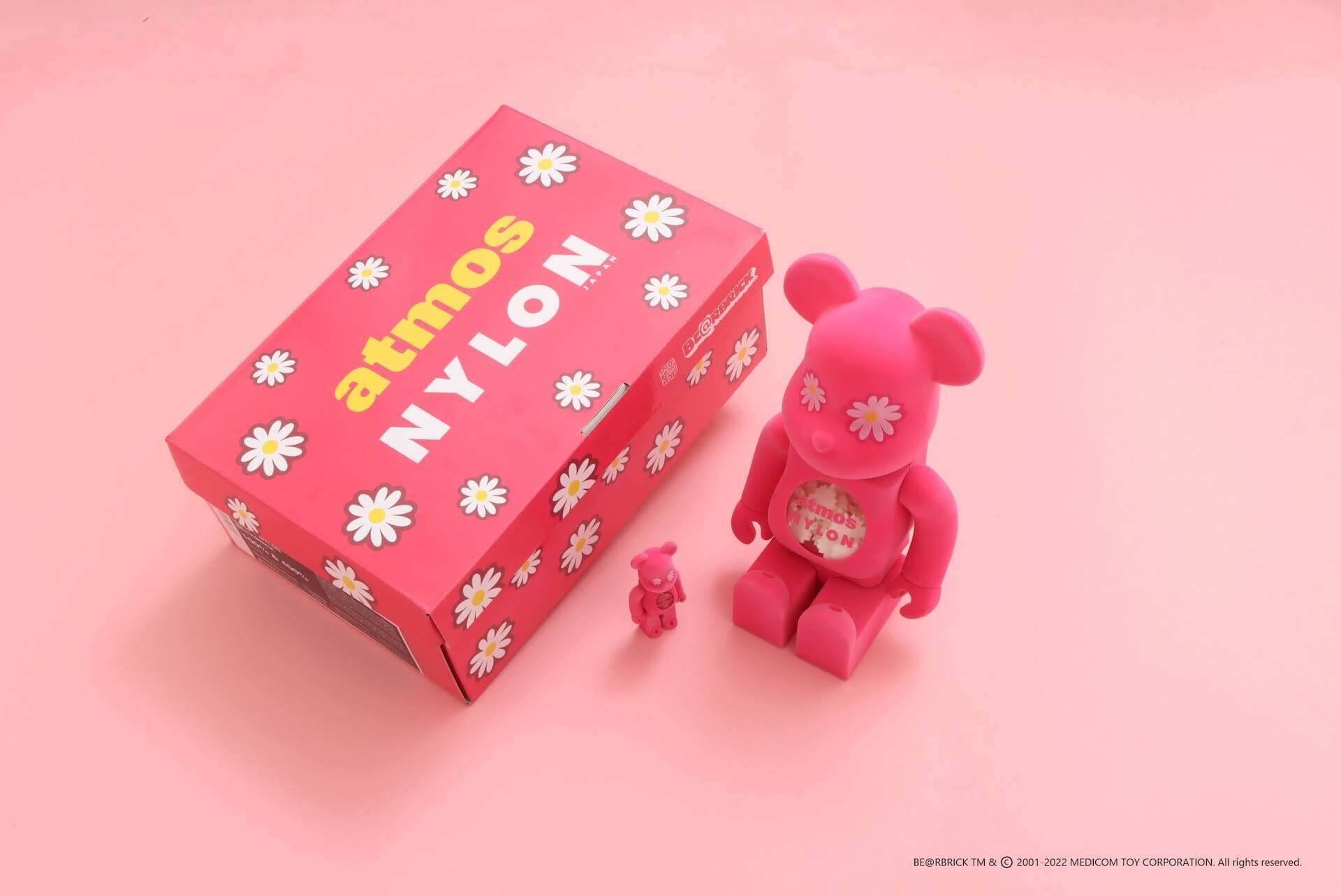 atmos pinkと雑誌NYLONがコラボしたピンクのベアブリックが発売 