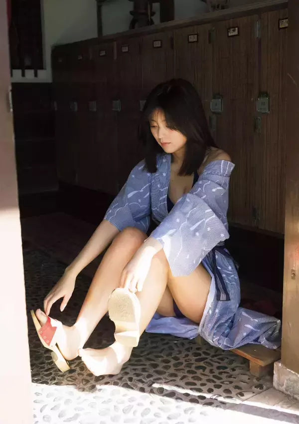 「シーツをめくると“人気アイドルの吸い込まれそうな美ボディ”が…！グラビアカット100枚以上収録『旬撮GIRL Vol.11』」の画像