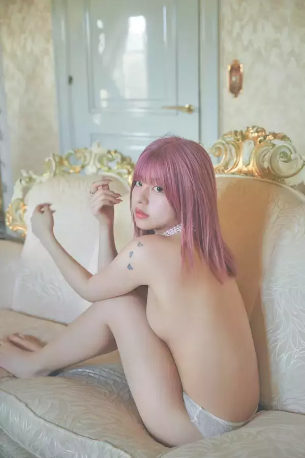 「“ベッドで、ソファで、シャワールームで……”「バーレスク東京」人気選抜メンバー写真集が発売決定」の画像