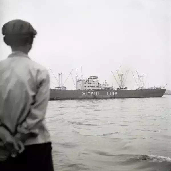 「谷川俊太郎『楽園』、待望の発売決定｜引き出しに約70年間眠っていた貴重なネガと、詩作を始めたころの詩が部数限定の2冊組愛蔵版となり書籍化」の画像