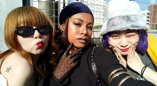 「Marukido・あゆ・なみちえのコラボシングル「イリーギャル」がリリース｜New Kがイルなトラックを提供」の画像