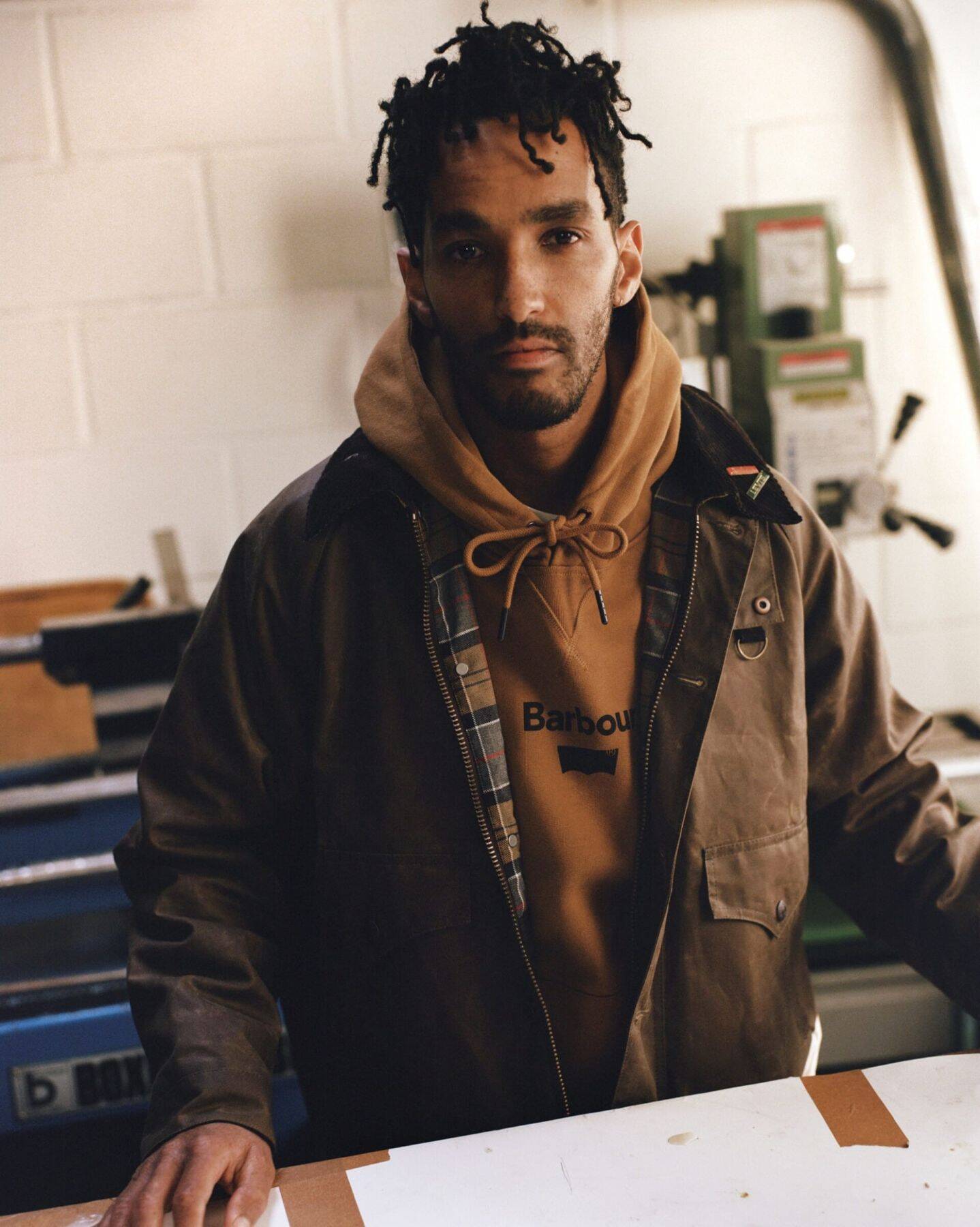 〈Barbour〉が〈Levi’s®〉との初となるコラボレーションを発表