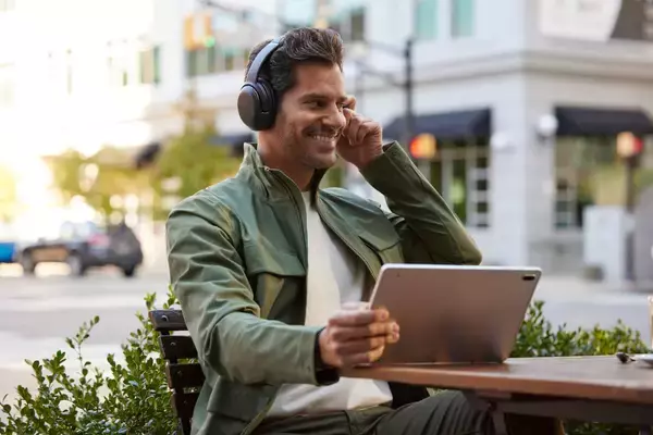 「本体は約272g！JBLよりワイヤレスオーバーイヤーヘッドホンのフラッグシップモデル「JBL TOUR ONE M2」新登場」の画像