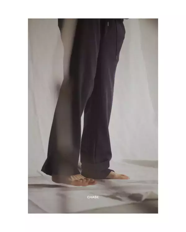 「WISM新ブランド「CHASE」2ndコレクション｜ワッフル地のプルオーバー、パンツの2型がラインナップ」の画像