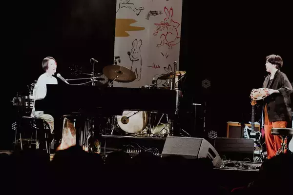 「LIVE REPORT：日食なつこ＜蒐集大行脚-extra-＞｜“親密な信頼感”で満たされた音楽の対話━━そして春の物語へ」の画像