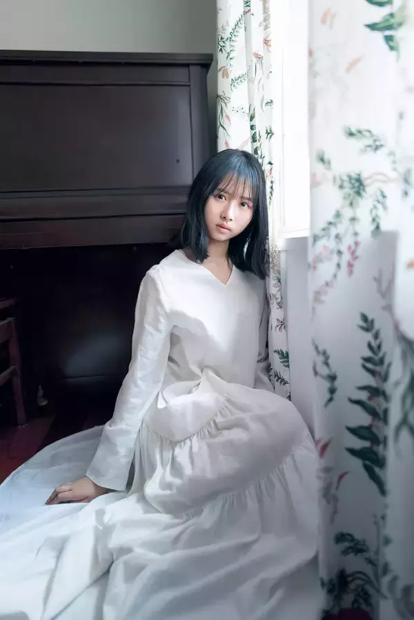 「日向坂46・上村ひなの、萌え袖ニットで“彼女感“あふれるカット披露！櫻坂46・大園玲のグラビアも」の画像