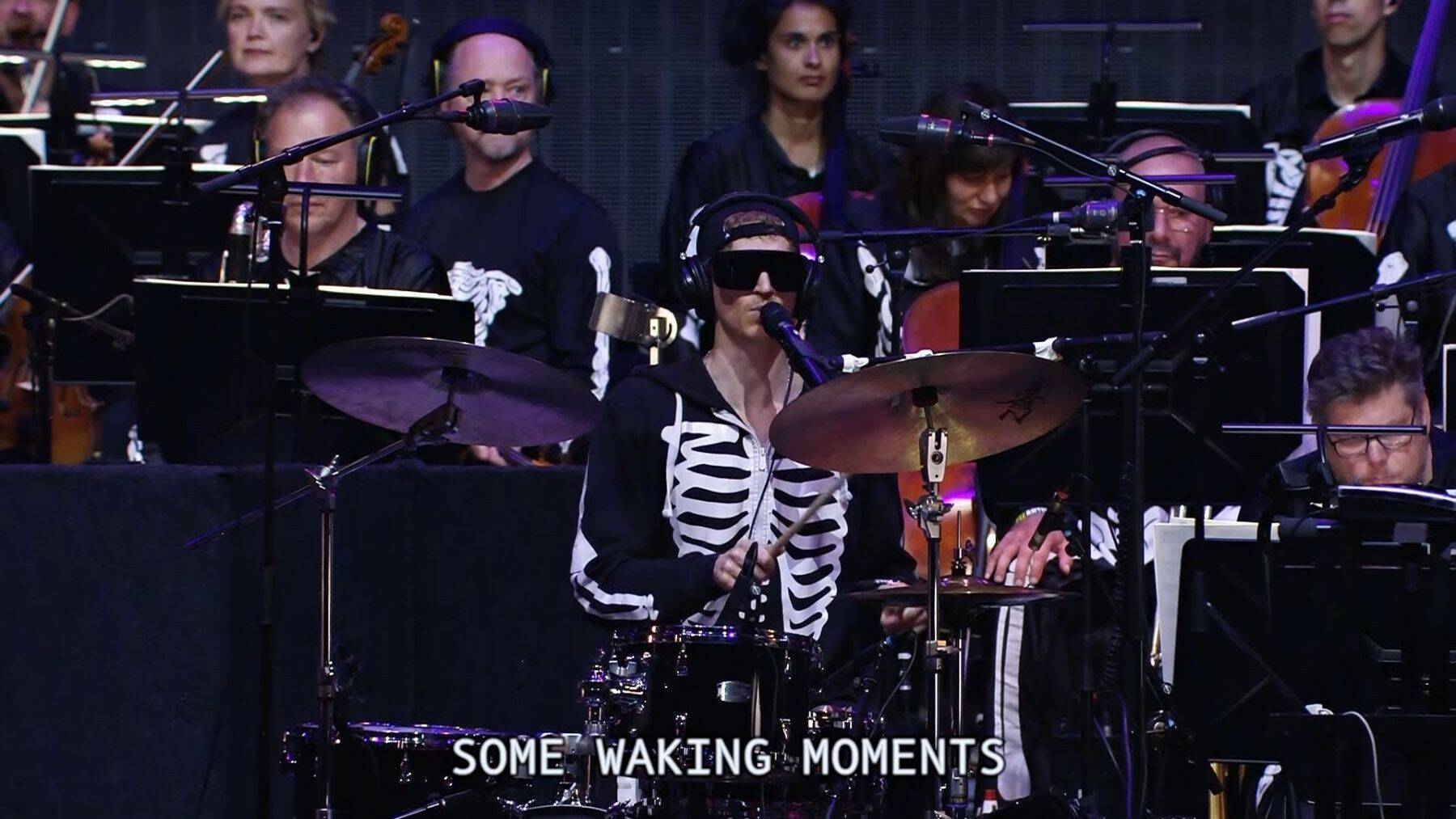 ルイス・コール、総勢50名で編成されたメトロポール・オーケストラとの共演作 『nothing』を8月にリリース｜アルバムより先行曲「These Dreams are Killing Me」解禁