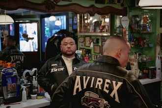 〈AVIREX〉が日本を代表するバーバーショップ『MR.BROTHERS CUT CLUB』とのコラボジャケットを発売