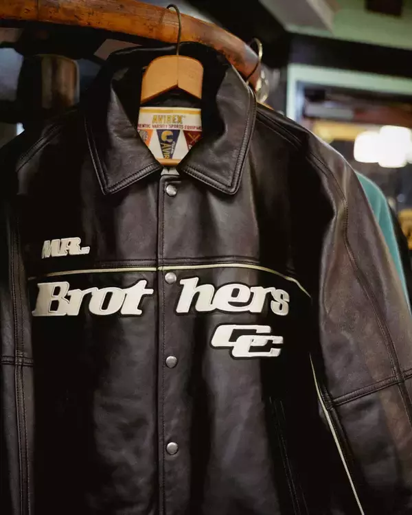 「〈AVIREX〉が日本を代表するバーバーショップ『MR.BROTHERS CUT CLUB』とのコラボジャケットを発売」の画像