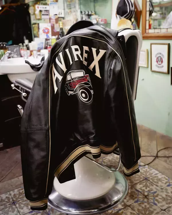 「〈AVIREX〉が日本を代表するバーバーショップ『MR.BROTHERS CUT CLUB』とのコラボジャケットを発売」の画像
