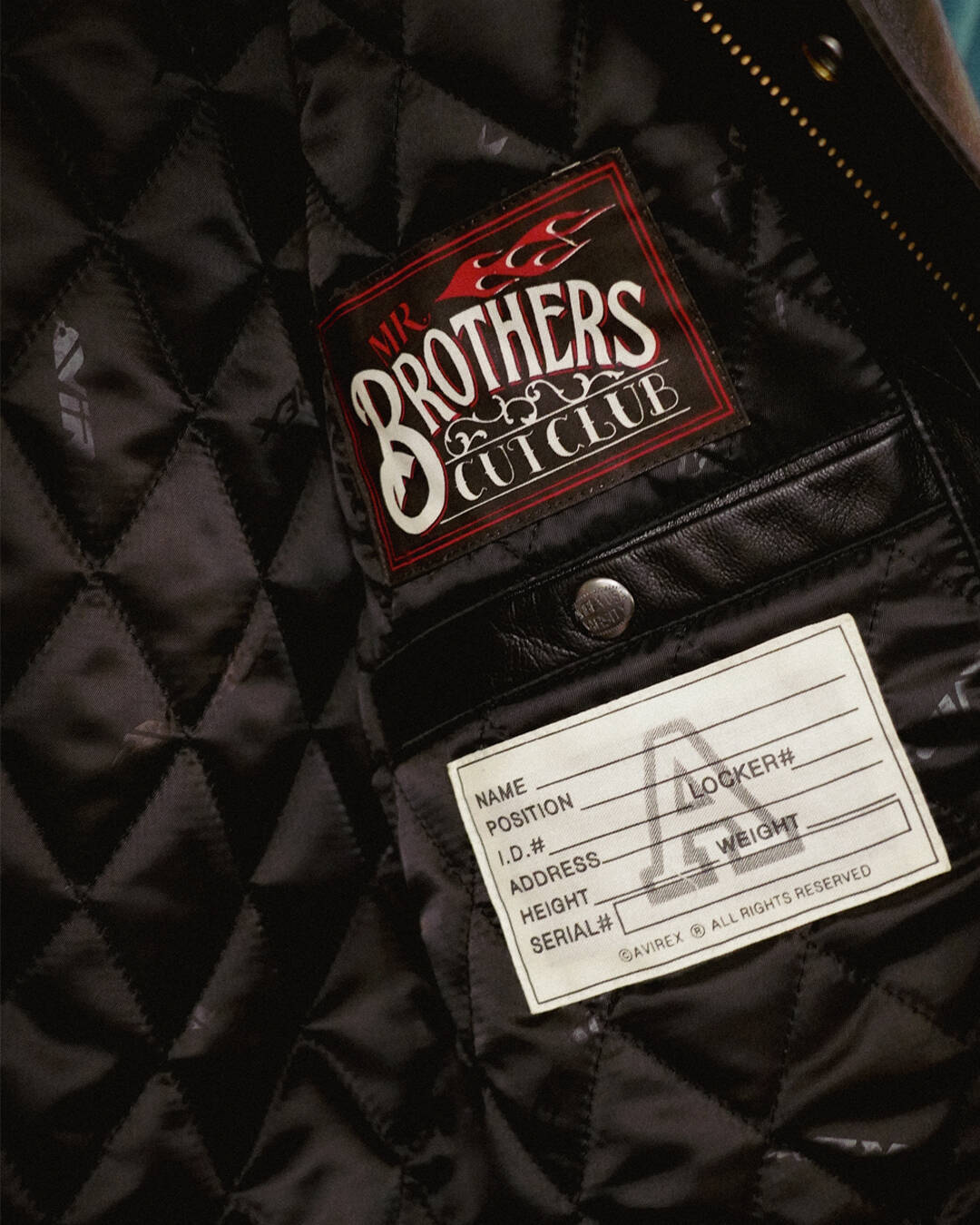 〈AVIREX〉が日本を代表するバーバーショップ『MR.BROTHERS CUT CLUB』とのコラボジャケットを発売