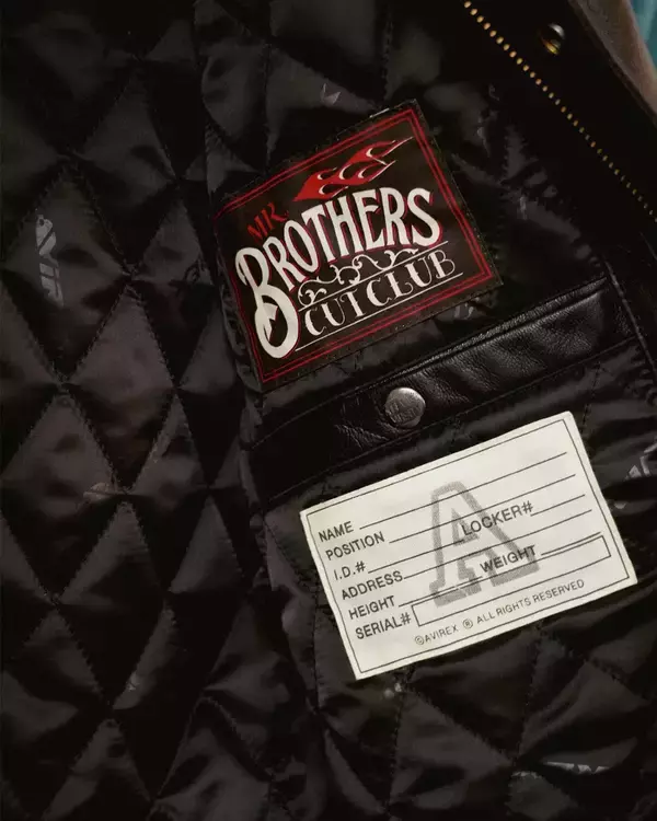 「〈AVIREX〉が日本を代表するバーバーショップ『MR.BROTHERS CUT CLUB』とのコラボジャケットを発売」の画像