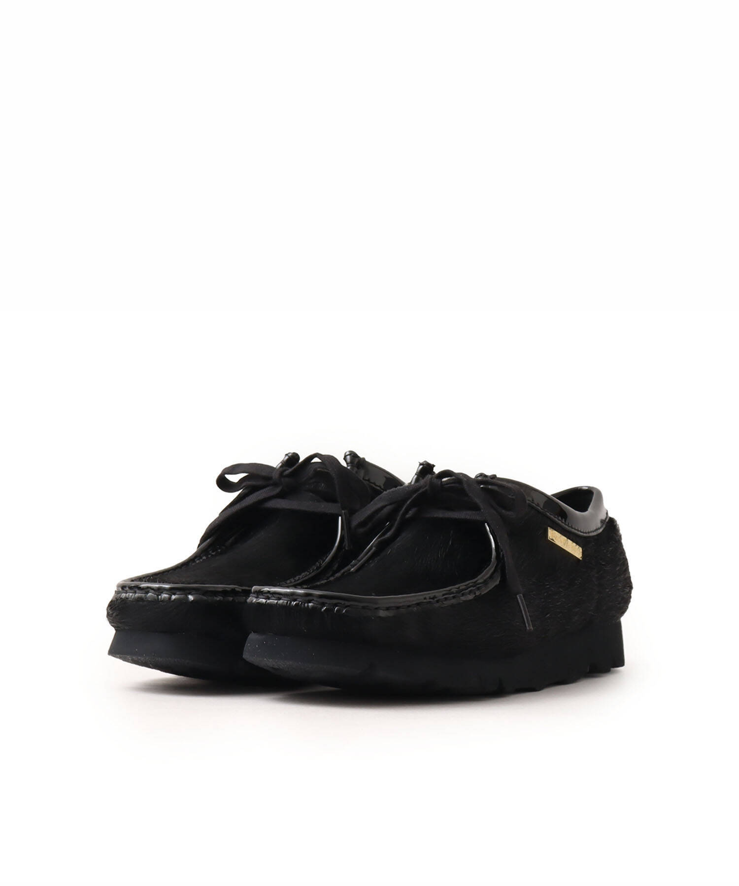 〈Clarks Originals〉x〈atmos〉x〈BlackEyePatch〉によるトリプルコラボWallabeeが発売