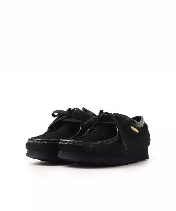 「〈Clarks Originals〉x〈atmos〉x〈BlackEyePatch〉によるトリプルコラボWallabeeが発売」の画像
