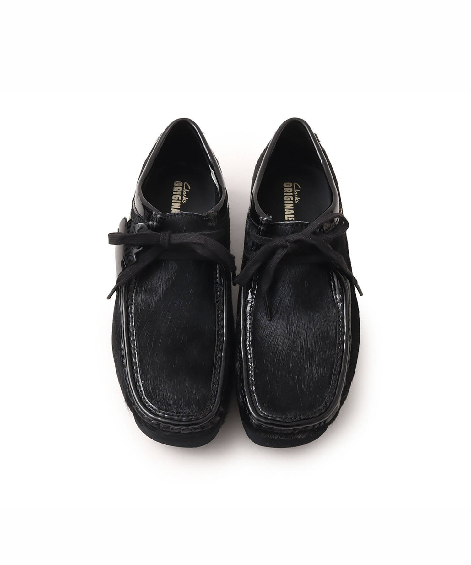 〈Clarks Originals〉x〈atmos〉x〈BlackEyePatch〉によるトリプルコラボWallabeeが発売