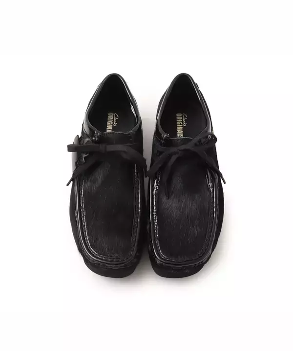 「〈Clarks Originals〉x〈atmos〉x〈BlackEyePatch〉によるトリプルコラボWallabeeが発売」の画像