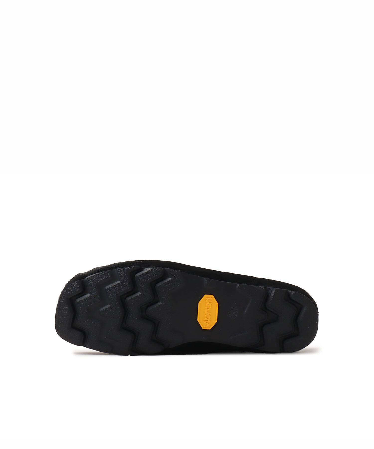 〈Clarks Originals〉x〈atmos〉x〈BlackEyePatch〉によるトリプルコラボWallabeeが発売