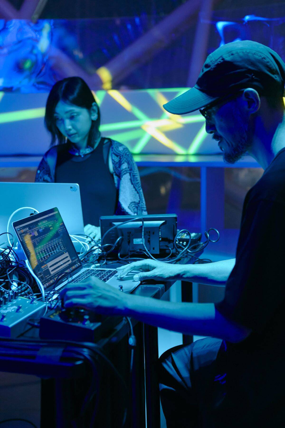 【INTERVIEW】大阪万博スイスパビリオンを彩る、音と光のセッション──江原彩子、畠山地平、安河内秀太による特別ライブの舞台裏