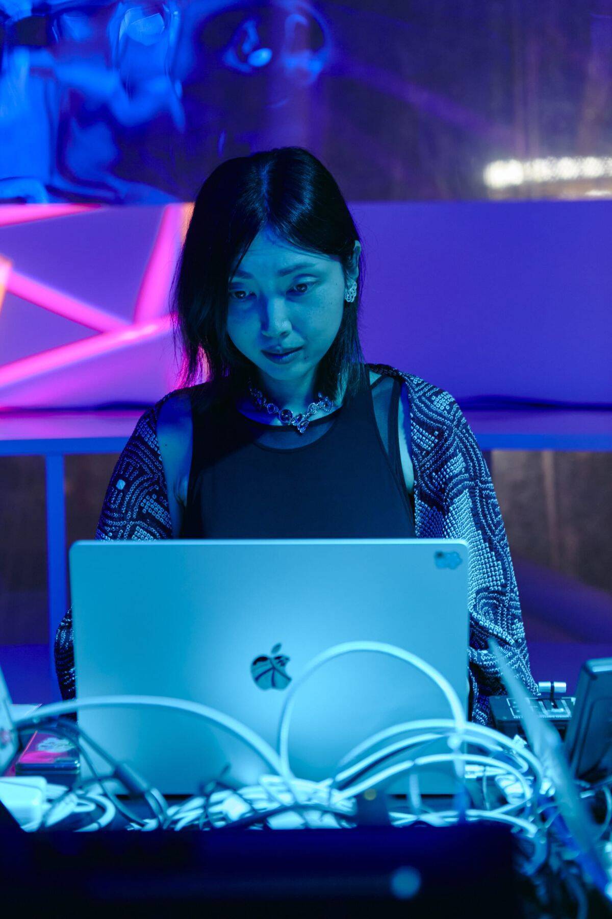 【INTERVIEW】大阪万博スイスパビリオンを彩る、音と光のセッション──江原彩子、畠山地平、安河内秀太による特別ライブの舞台裏