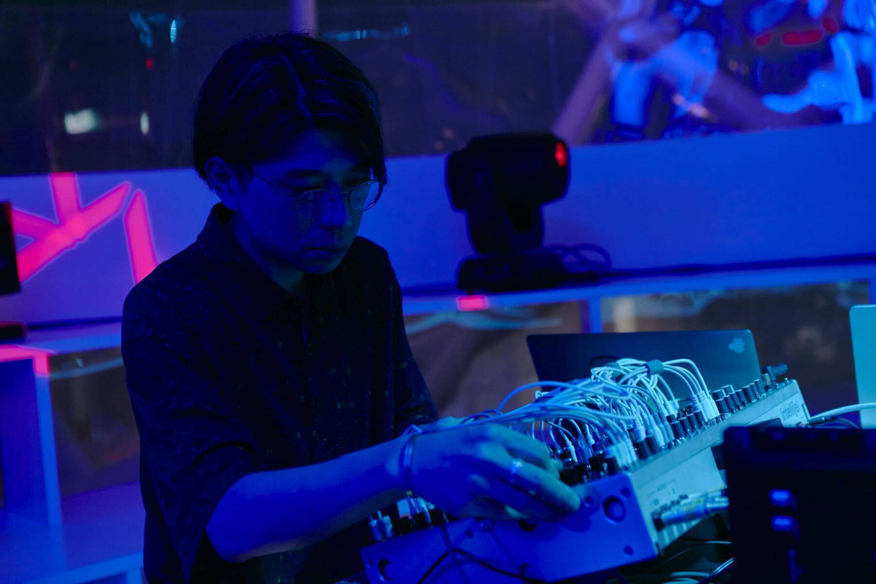 【INTERVIEW】大阪万博スイスパビリオンを彩る、音と光のセッション──江原彩子、畠山地平、安河内秀太による特別ライブの舞台裏