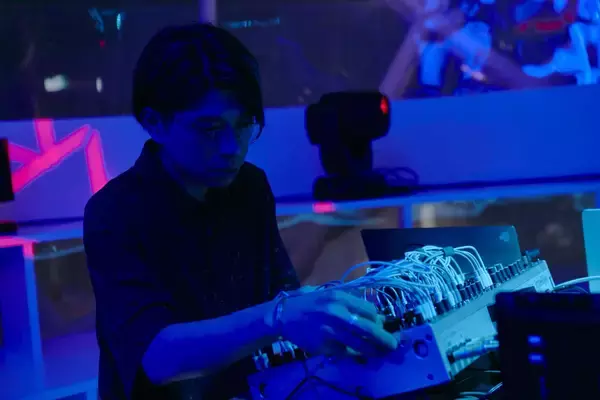 「【INTERVIEW】大阪万博スイスパビリオンを彩る、音と光のセッション──江原彩子、畠山地平、安河内秀太による特別ライブの舞台裏」の画像