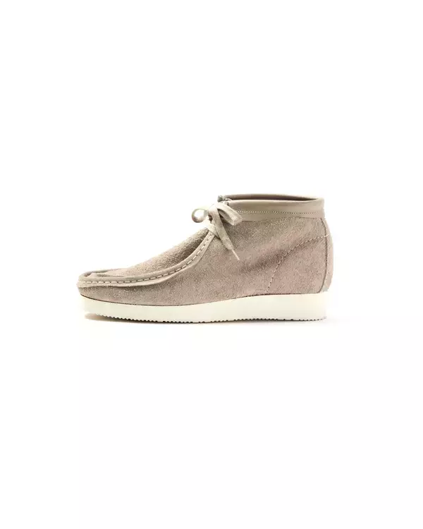 「〈Clarks Originals〉が台湾発のセレクトショップ「INVINCIBLE®」との初コラボを発表」の画像