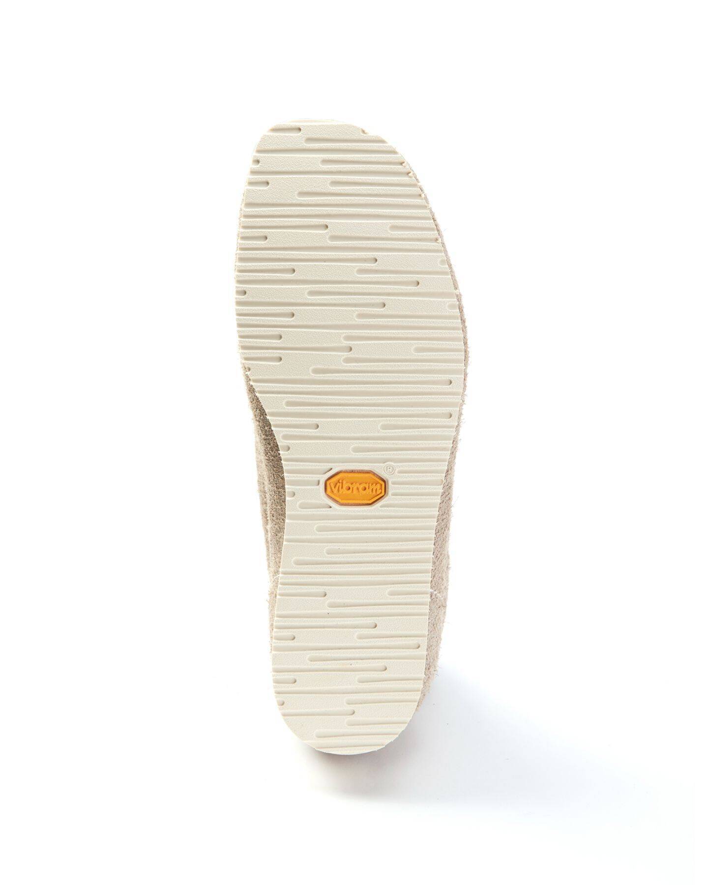 〈Clarks Originals〉が台湾発のセレクトショップ「INVINCIBLE®」との初コラボを発表