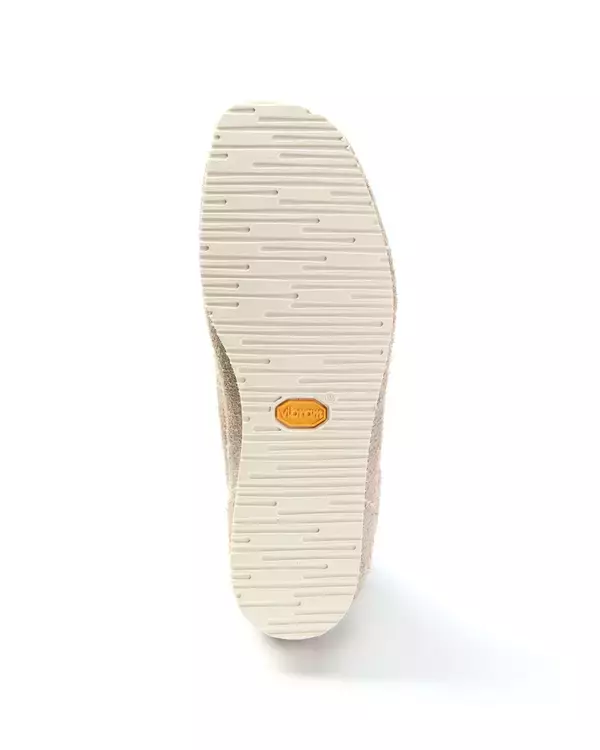 「〈Clarks Originals〉が台湾発のセレクトショップ「INVINCIBLE®」との初コラボを発表」の画像