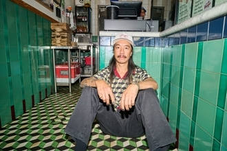 〈Brixton〉が米ロサンゼルスのバーガーショップ Burger She Wroteとのコラボレーションを発表