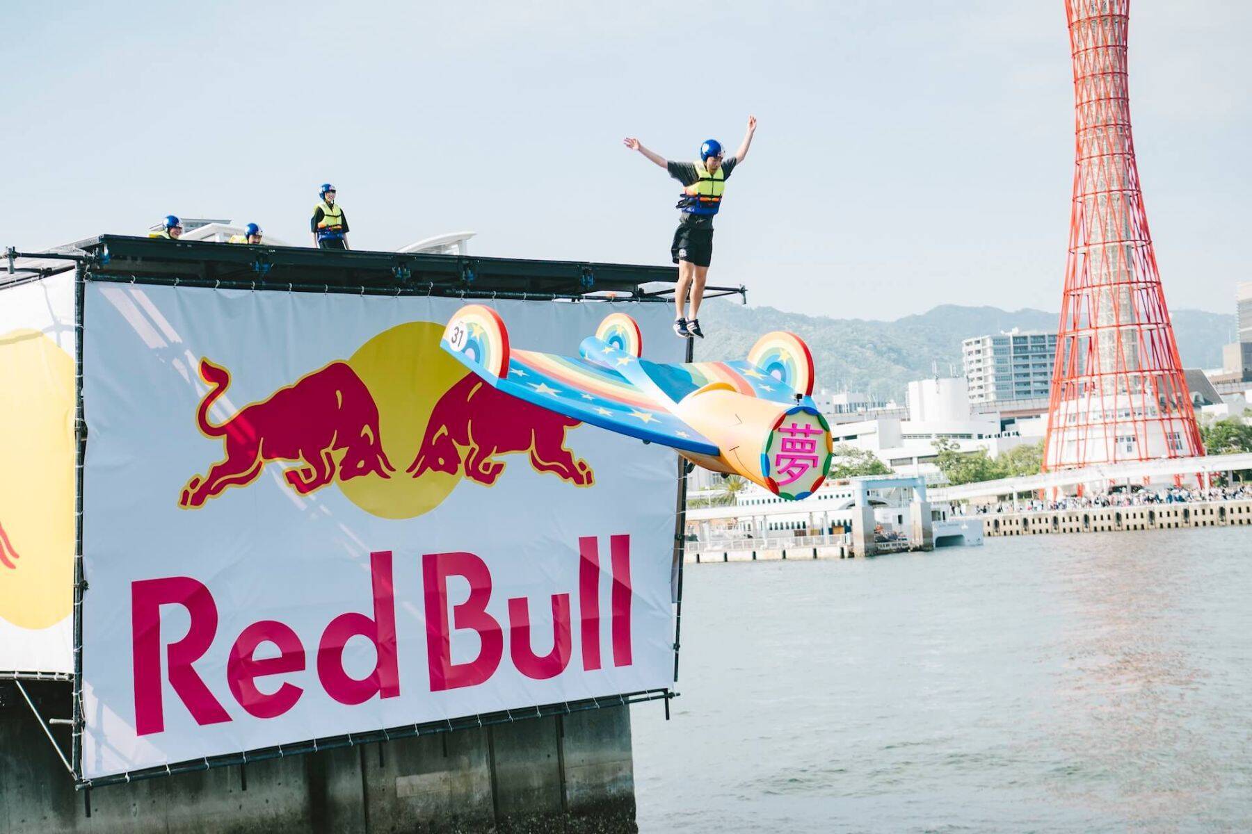 ジャルジャルが神戸の空を飛ぶ？ゆりやんレトリィバァや呂布カルマが審査員を務めた＜Red Bull Flight Day 2024＞をレポート