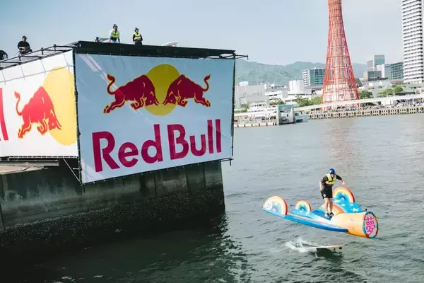 「ジャルジャルが神戸の空を飛ぶ？ゆりやんレトリィバァや呂布カルマが審査員を務めた＜Red Bull Flight Day 2024＞をレポート」の画像