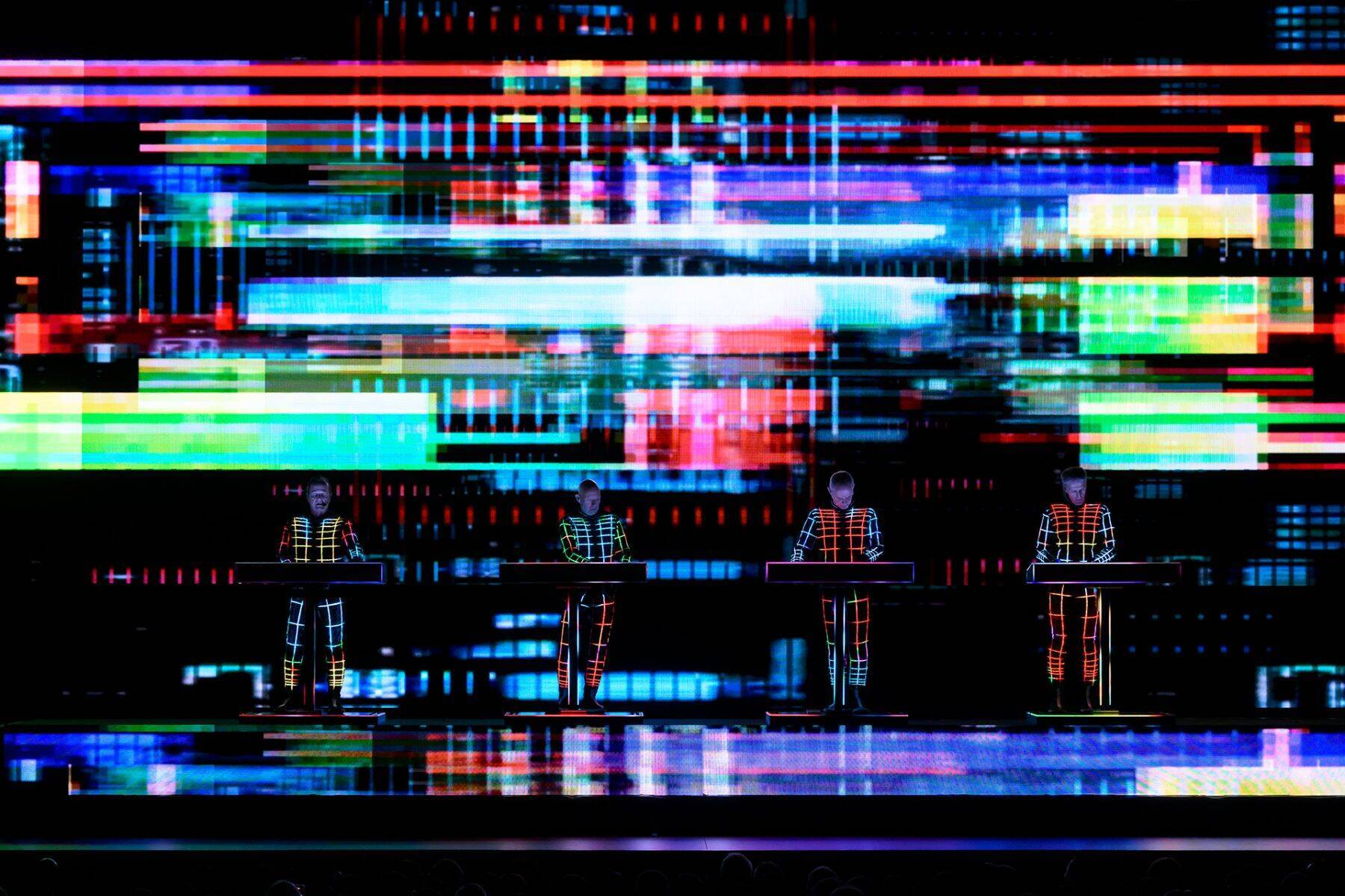 【LIVE REPORT】テクノロジーと人類 クラフトワークが最新ライブで届けた不変の問いかけ