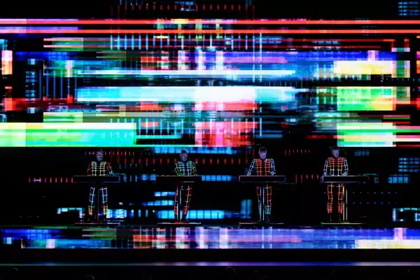 「【LIVE REPORT】テクノロジーと人類 クラフトワークが最新ライブで届けた不変の問いかけ」の画像