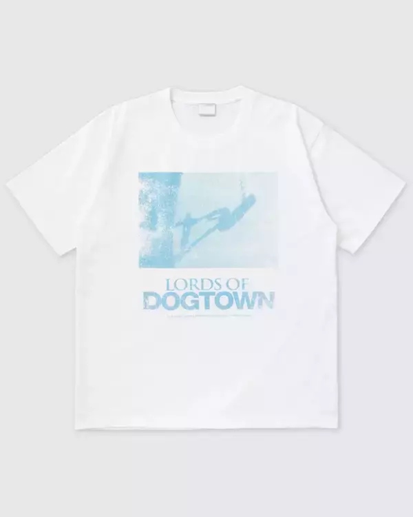 「映画『ロード・オブ・ドッグタウン』の公開20周年を記念した限定Tシャツが発売」の画像