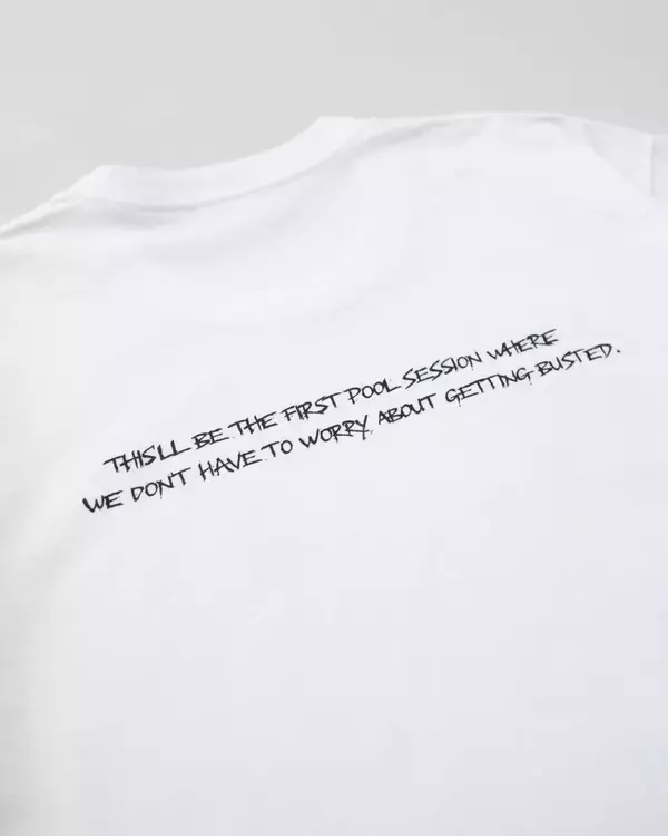 「映画『ロード・オブ・ドッグタウン』の公開20周年を記念した限定Tシャツが発売」の画像