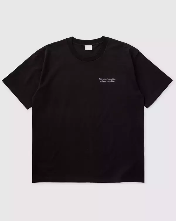 「映画『ロード・オブ・ドッグタウン』の公開20周年を記念した限定Tシャツが発売」の画像