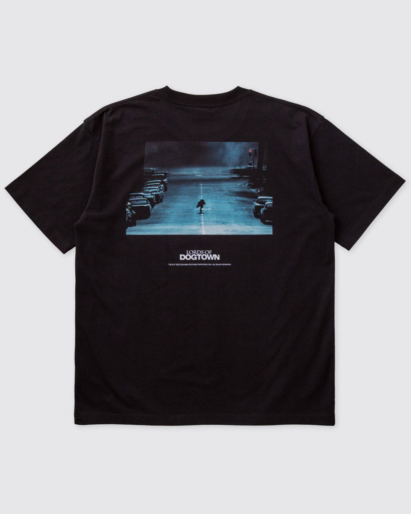映画『ロード・オブ・ドッグタウン』の公開20周年を記念した限定Tシャツが発売