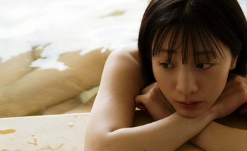 水面に美脚が……元乃木坂46・能條愛未、入浴カット解禁＆1st写真集へのコメントも