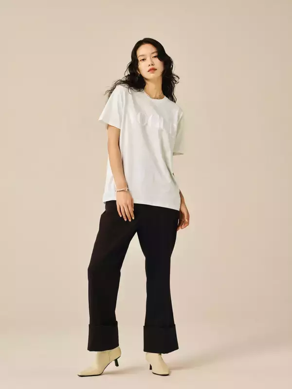 「『VOGUE JAPAN』発の公式アパレルライン日本上陸｜Tシャツ、スウェット、パーカがラインナップ」の画像