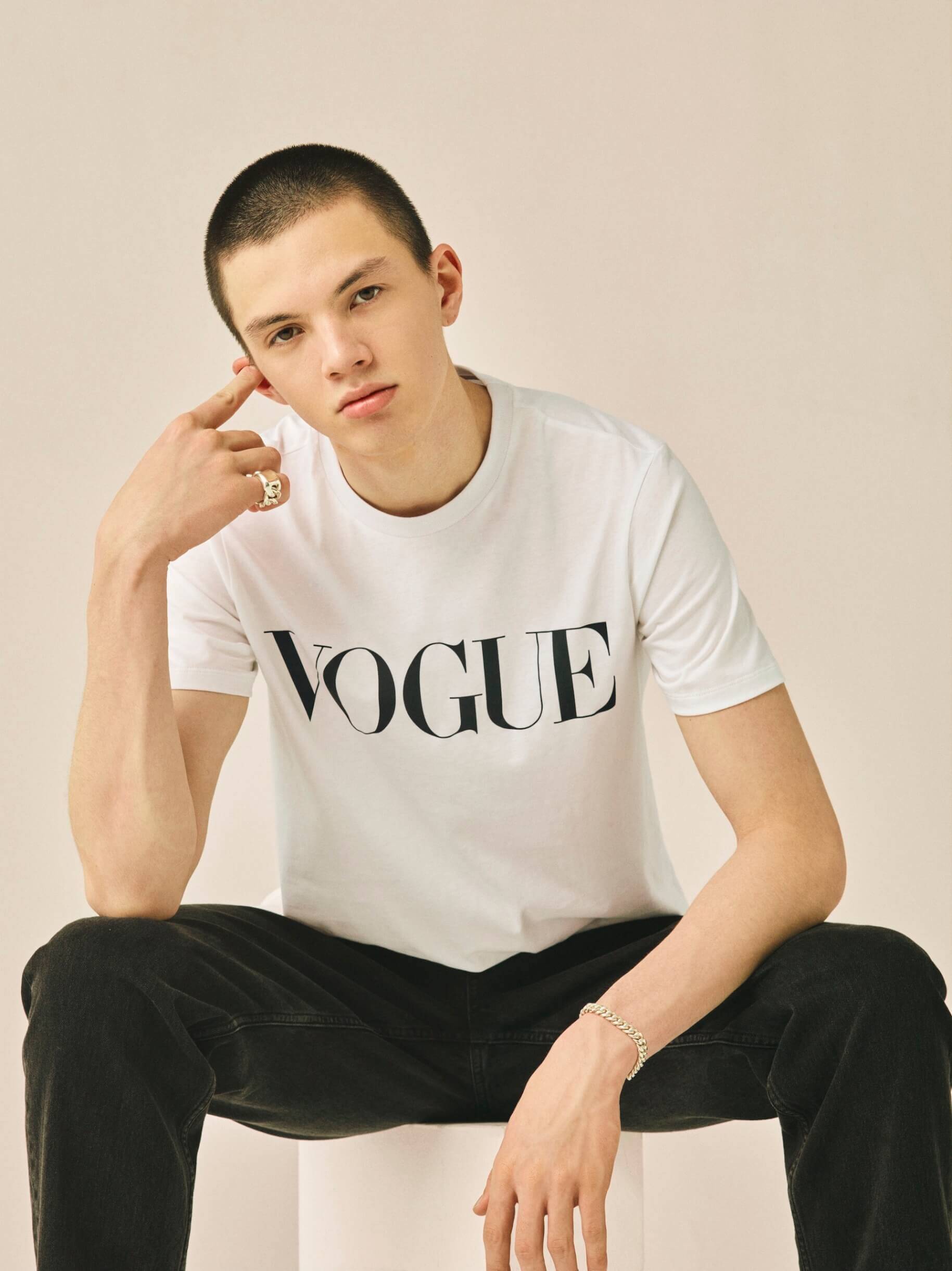 『VOGUE JAPAN』発の公式アパレルライン日本上陸｜Tシャツ、スウェット、パーカがラインナップ