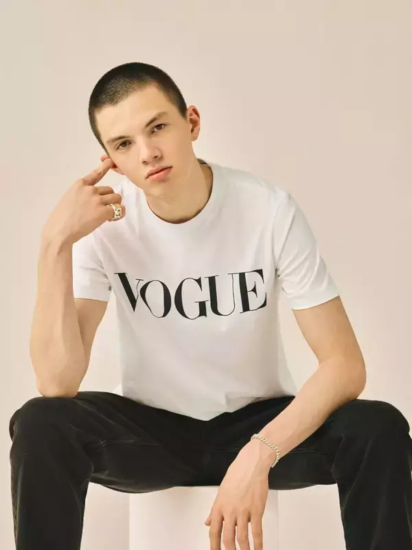 「『VOGUE JAPAN』発の公式アパレルライン日本上陸｜Tシャツ、スウェット、パーカがラインナップ」の画像