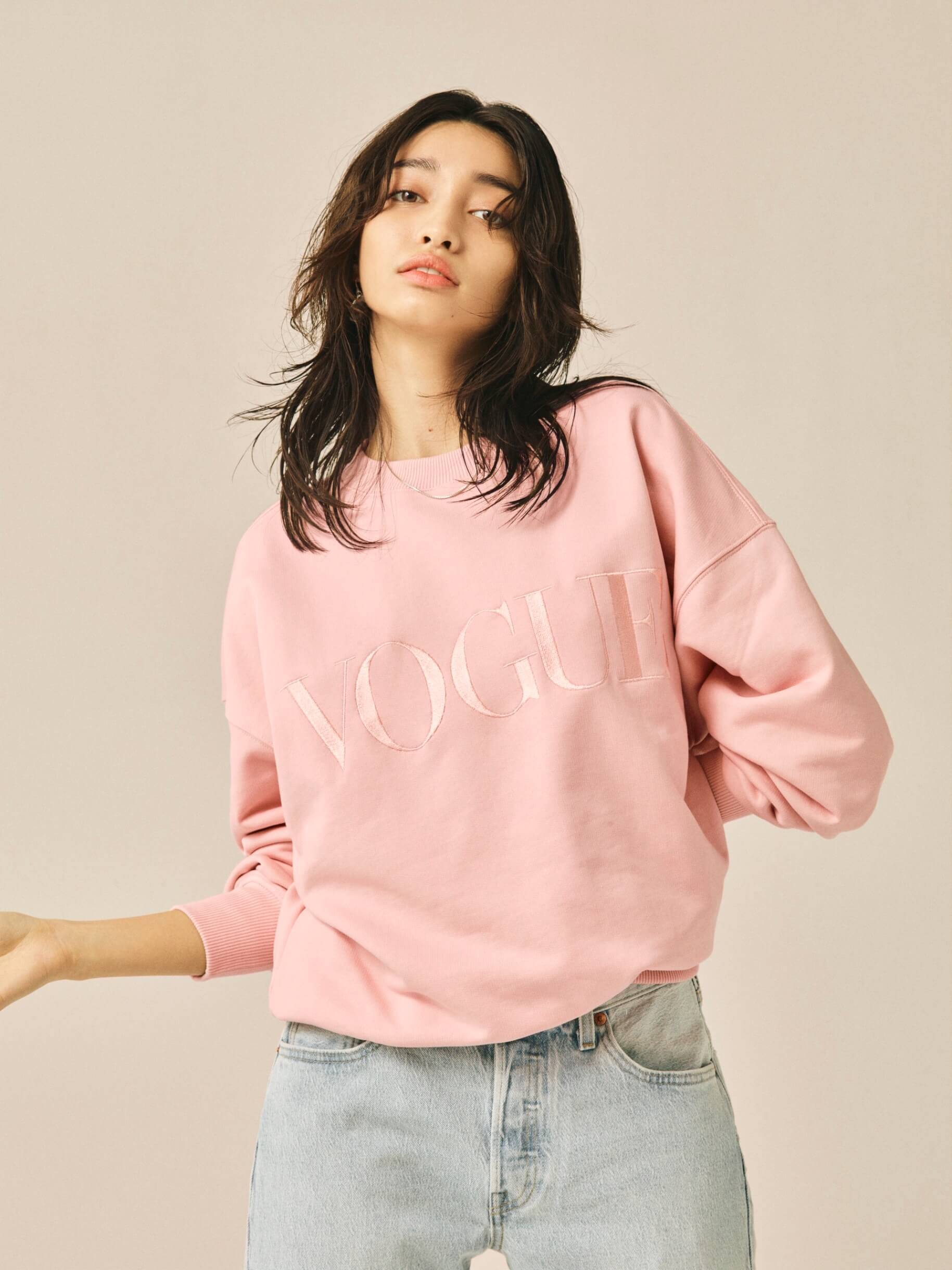 『VOGUE JAPAN』発の公式アパレルライン日本上陸｜Tシャツ、スウェット、パーカがラインナップ