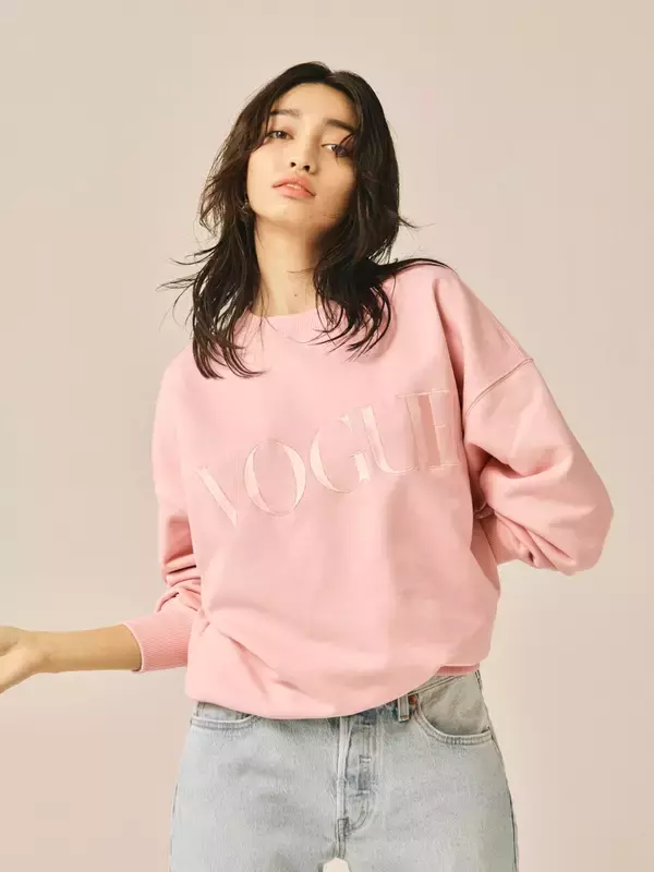 「『VOGUE JAPAN』発の公式アパレルライン日本上陸｜Tシャツ、スウェット、パーカがラインナップ」の画像
